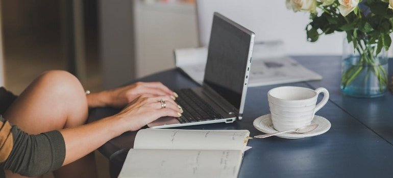 using laptop to find reliable movers