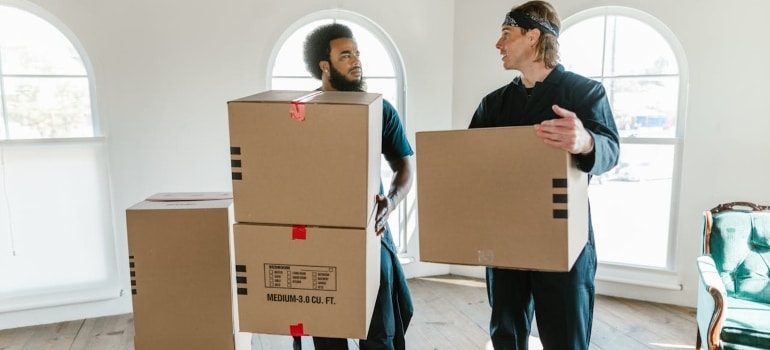 man carrying boxes for moving to the uk from usa