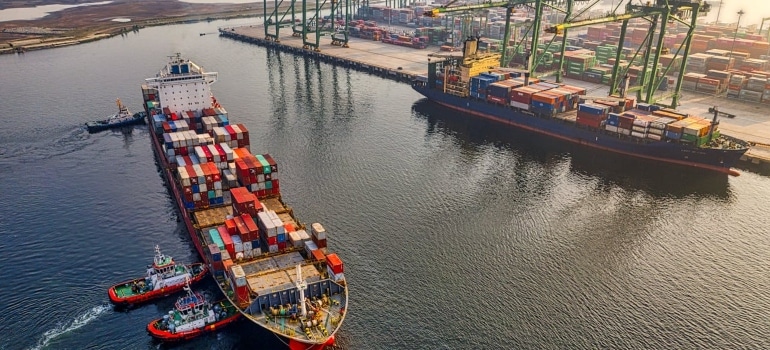 a ship with containers moving to Portugal