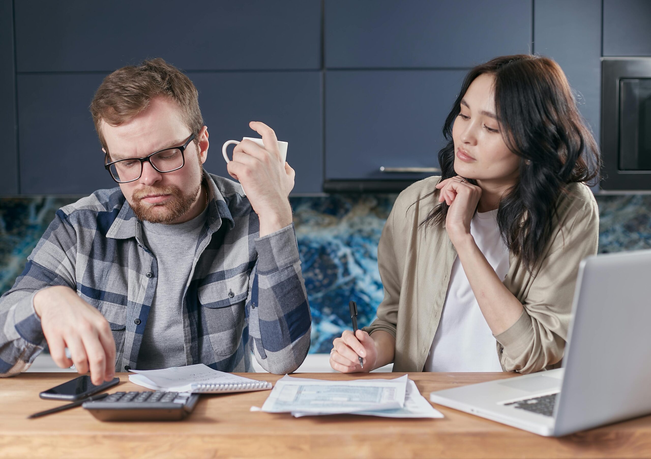 a couple calculating How much does an international move cost