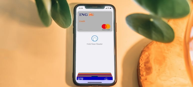 Persoun using a banking app on a phone 