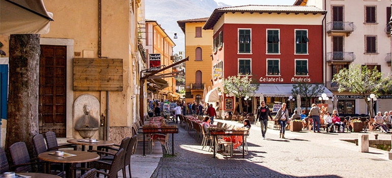 reaping life-extending benefits of moving to Italy by walking