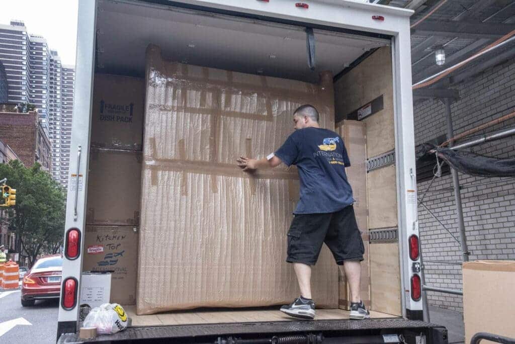 International mover loading items in truck